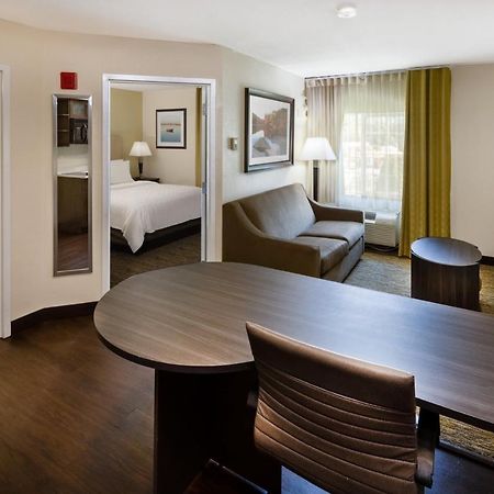 Candlewood Suites Windsor Locks, An Ihg Hotel Bagian luar foto