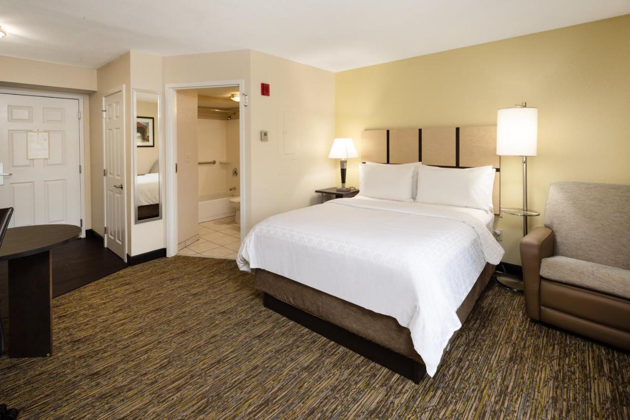 Candlewood Suites Windsor Locks, An Ihg Hotel Bagian luar foto